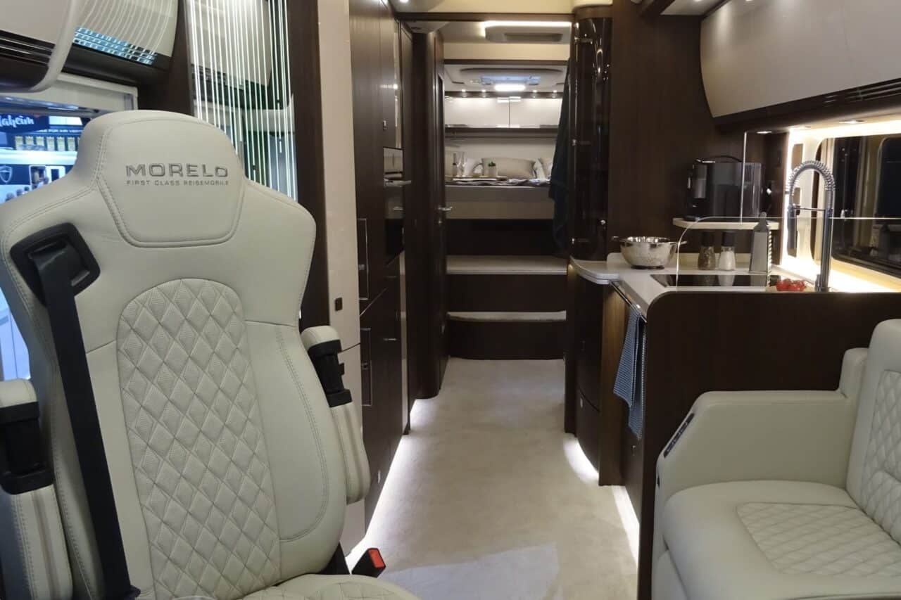 MORELO GRAND EMPIRE 26 T (2025) - Transatlántico de lujo de superlativos sobre 3 ejes 3 morelo grand empire 26t interieur caravan salon 2024 c katja scholz 1