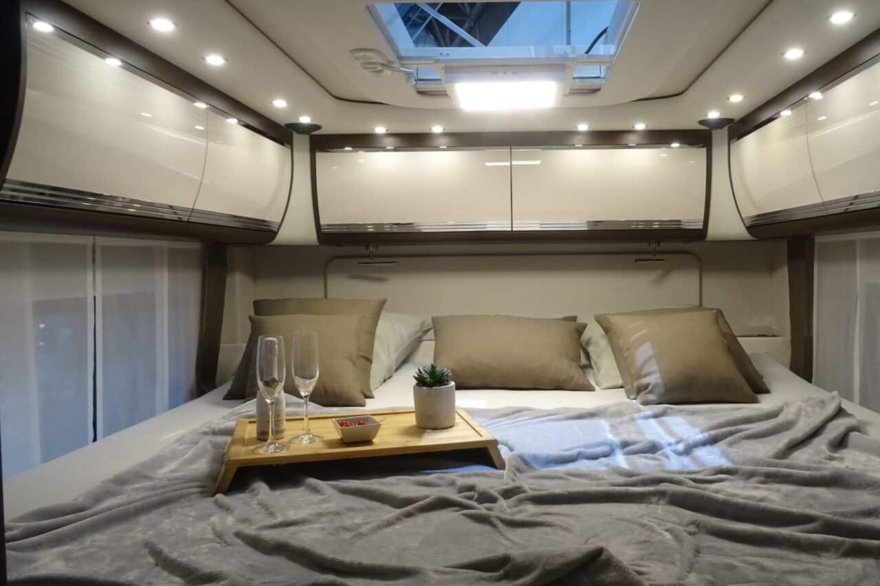 MORELO GRAND EMPIRE 26 T (2025) - Transatlántico de lujo de superlativos sobre 3 ejes 5 morelo grand empire 26t schlafbereich caravan salon 2024 c katja scholz