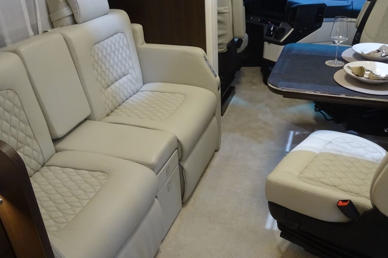 MORELO GRAND EMPIRE 26 T (2025) - Transatlántico de lujo de superlativos sobre 3 ejes 2 morelo grand empire 26t sofa caravan salon 2024 c katja scholz
