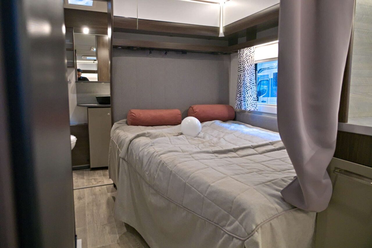 Polar Blueline 590 BFW (2025) - Caravana de lujo para hasta 5 personas 3 polar blueline 590 bfw doppelbett caravan salon 2024 c jalil landero flores