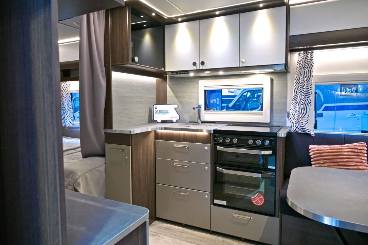 Polar Blueline 590 BFW (2025) - Caravana de lujo para hasta 5 personas 5 polar blueline 590 bfw kueche caravan salon 2024 c jalil landero flores