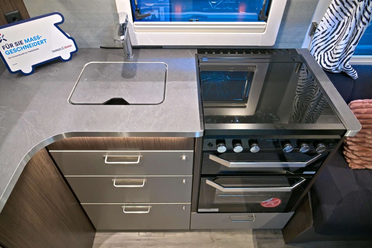 Polar Blueline 590 BFW (2025) - Caravana de lujo para hasta 5 personas 4 polar blueline 590 bfw kueche herd und arbeitsplatte caravan salon 2024 c jalil landero flores
