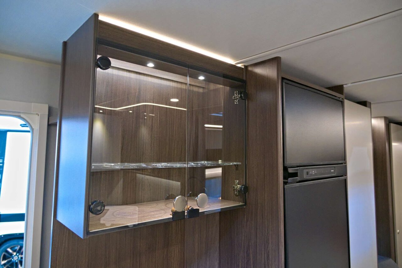 Polar Blueline 590 BFW (2025) - Caravana de lujo para hasta 5 personas 8 polar blueline 590 bfw schrank kuehlschrank kueche caravan salon 2024 c jalil landero flores