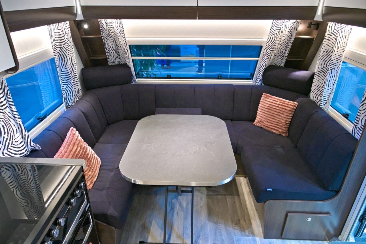 Polar Blueline 590 BFW (2025) - Caravana de lujo para hasta 5 personas 2 polar blueline 590 bfw sitzgruppe caravan salon 2024 c jalil landero flores