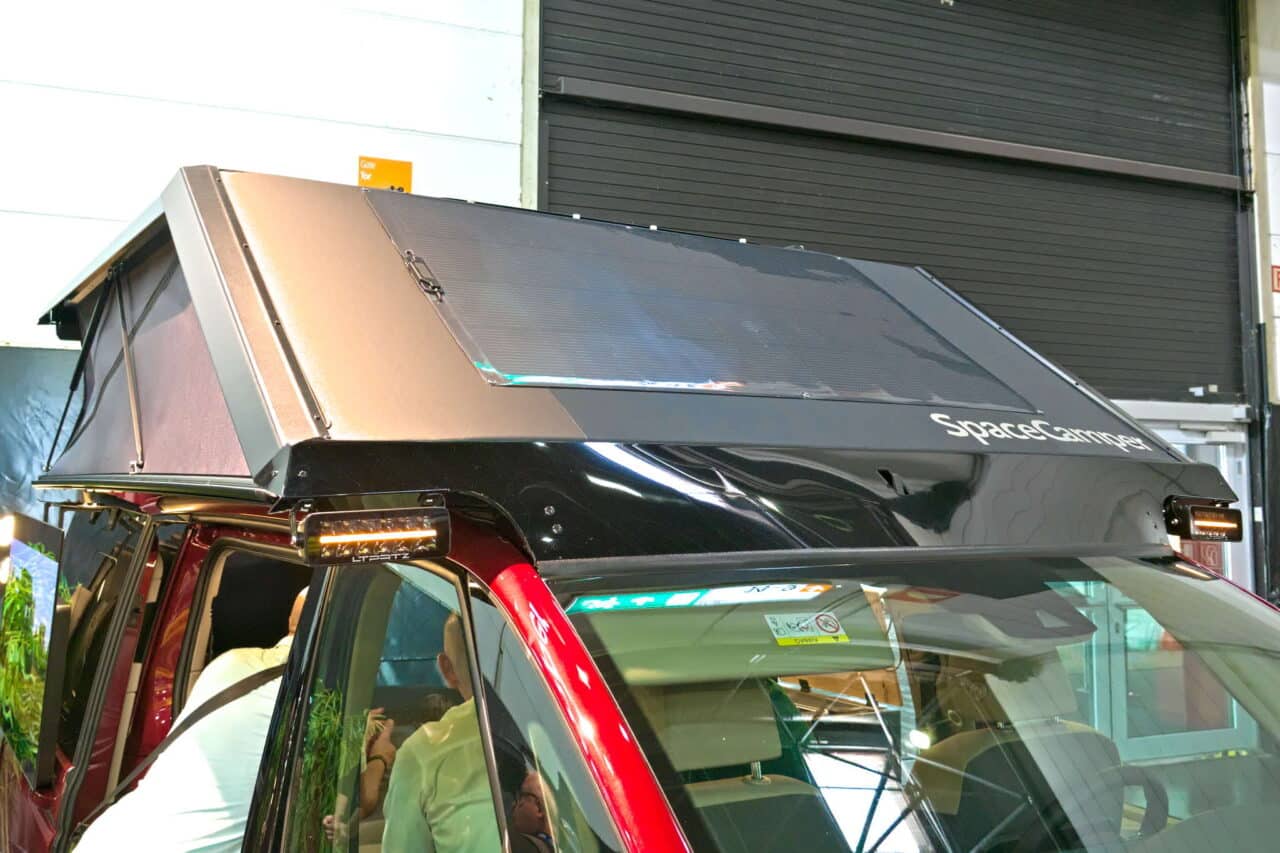 Nuevos productos 2024 de SpaceCamper: construcciones de tejado innovadoras y sistemas de ampliación modulares 2 Caravana con techo SpaceCamper Salón 2024