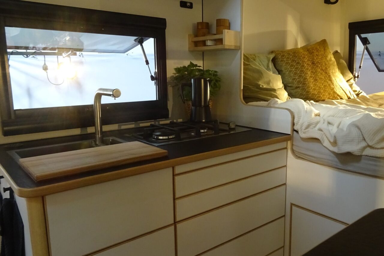 greenlander sherpa 4x4 kueche und schlafen caravan salon 2024 c katja scholz