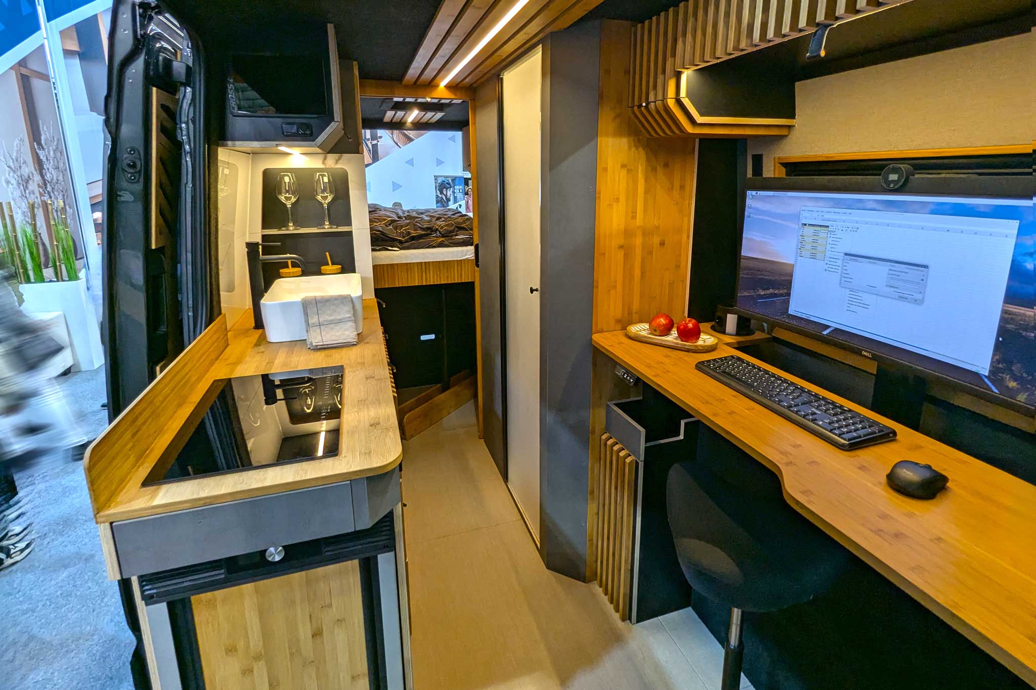 Alpine Cross Cabin Adventure Office (2025): cómoda autocaravana con amplio equipamiento de oficina
