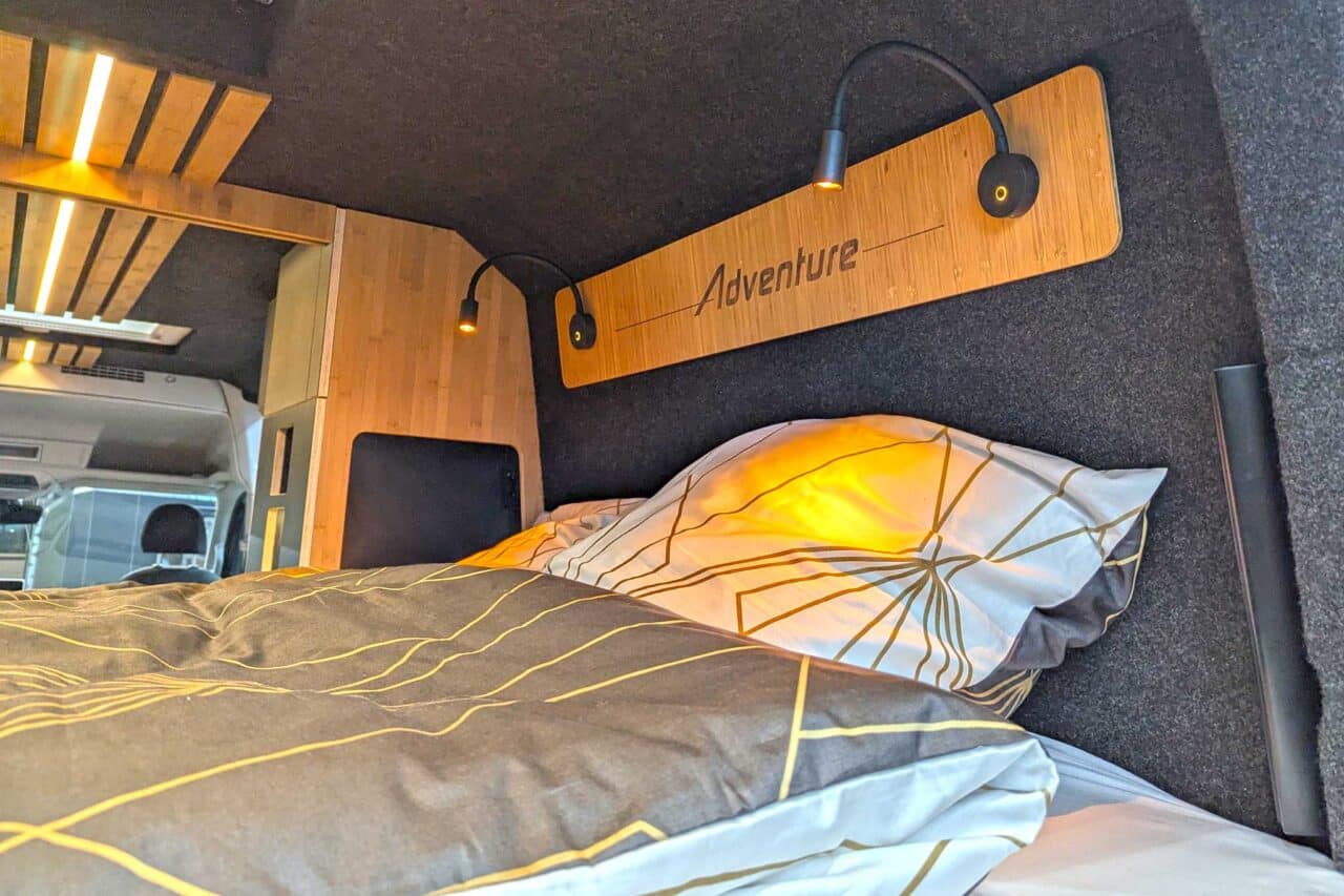 Alpine Cross Cabin Adventure Office (2026) en el CMT 2025 - Cama con luces de lectura
