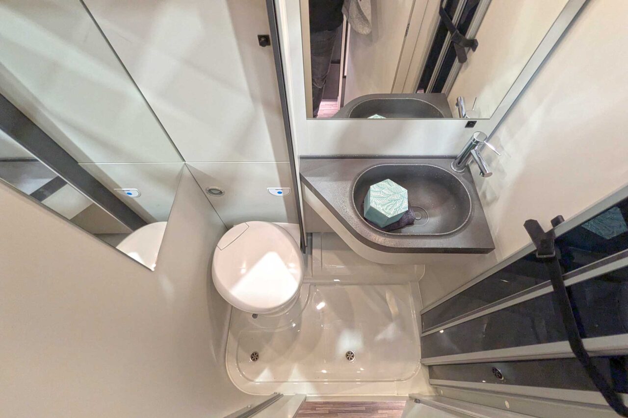 Mobilvetta Kea Compact (2025): Autocaravanas con acabado de alta calidad y diseño interior innovador 8 Bad Mobilvetta Kea Kompakt 64 1929
