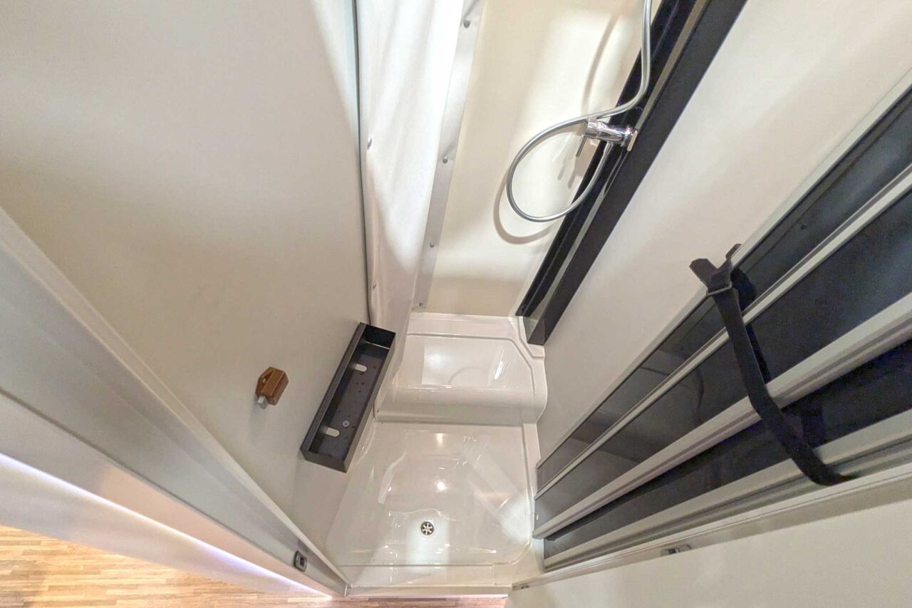 Mobilvetta Kea Compact (2025): Autocaravanas con acabado de alta calidad y diseño interior innovador 9 Bad Schwenkwand Kea Kompakt 64 2224
