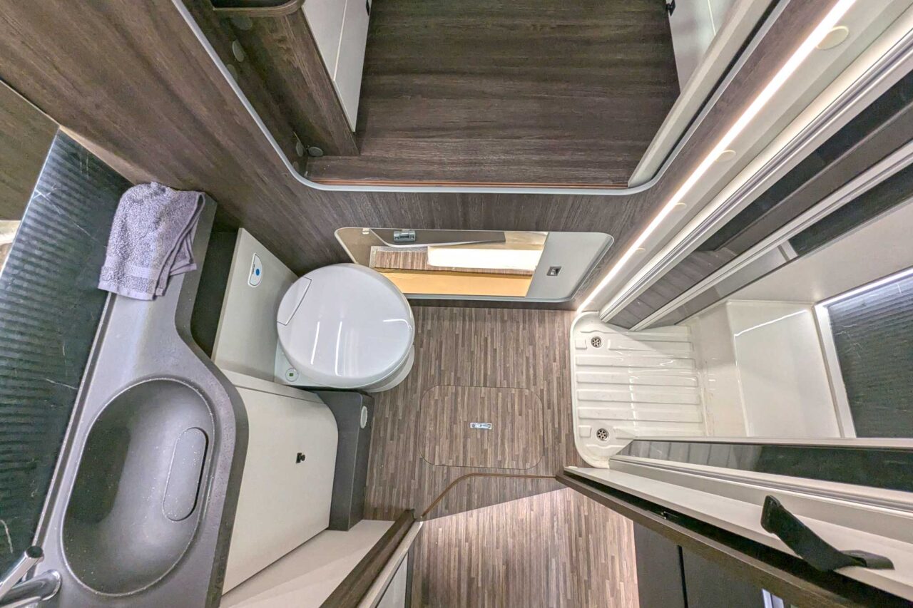 Mobilvetta Kea Compact (2025): Autocaravanas con acabado de alta calidad y diseño interior innovador 6 Heckbad Mobilvetta Kea Kompakt 55 2802 1