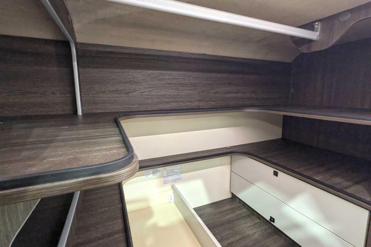 Mobilvetta Kea Compact (2025): Autocaravanas con acabado de alta calidad y diseño interior innovador 7 Heckschrank Mobilvetta Kea Kompakt 55 8008