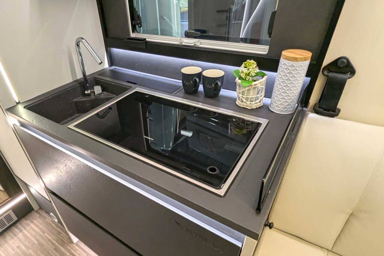 Mobilvetta Kea Compact (2025): Autocaravanas con acabado de alta calidad y diseño interior innovador 5 Kuechenblock Kea Kompakt 3713