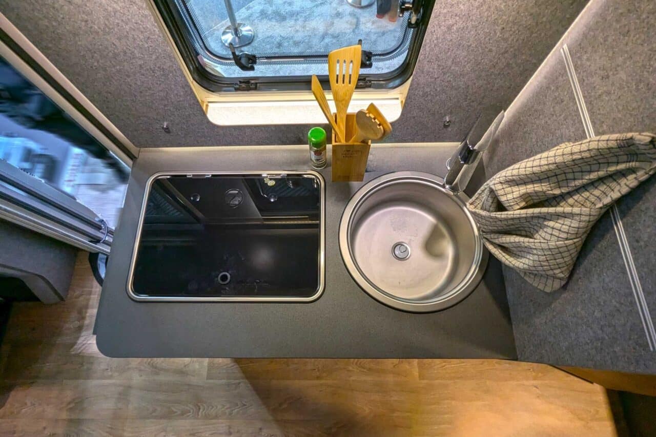 Preparado para todoterreno y para la vida en carretera: Dethleffs Globebus Performance 4x4 Primera Edición (2025) 2 dethleffs globebus performance 4x4 kueche