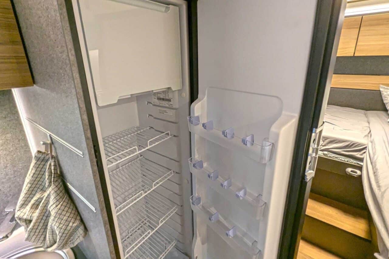 Preparado para todoterreno y para la vida en carretera: Dethleffs Globebus Performance 4x4 Primera Edición (2025) 1 dethleffs globebus performance 4x4 kuehlschrank
