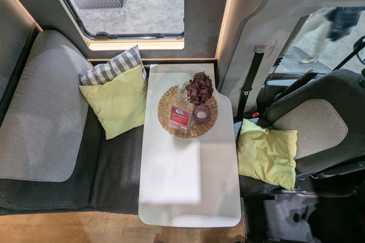 Preparado para todoterreno y para la vida en carretera: Dethleffs Globebus Performance 4x4 Primera Edición (2025) 6 dethleffs globebus performance 4x4 sitzgruppe