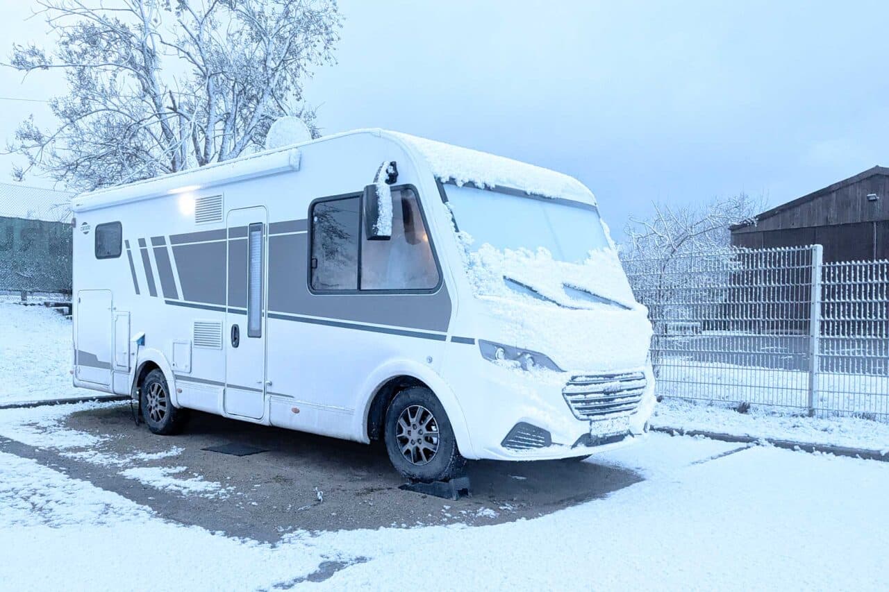 Autocaravana en la nieve