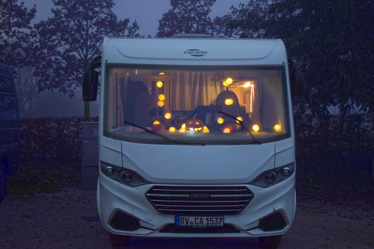 Carado I338 con decoración de Halloween