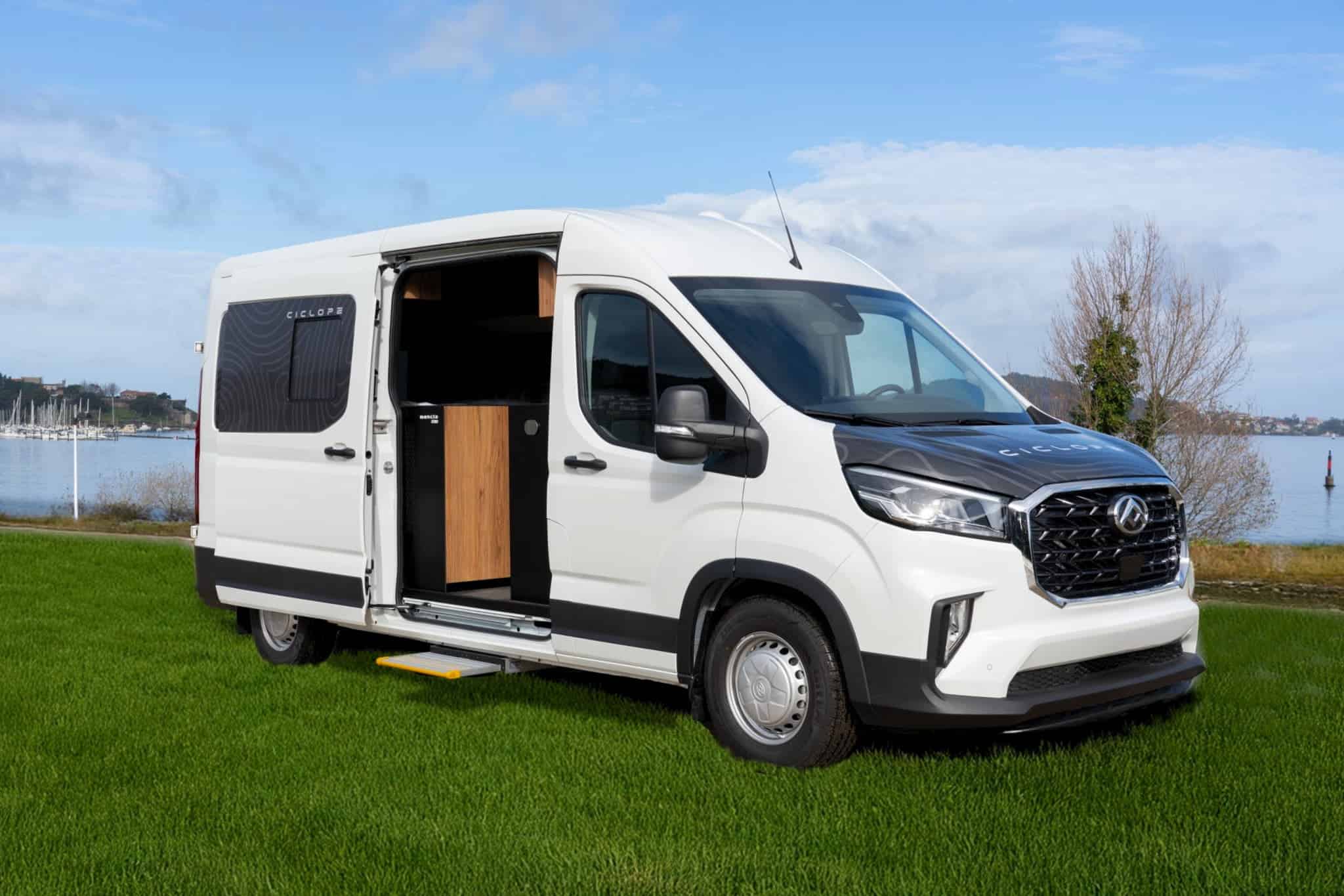 Una furgoneta china económica con un interior sorprendentemente premium: así transforma Cíclope Camper el Maxus Deliver 9